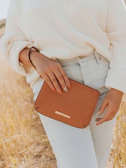 the EVERYDAY CROSSBODY cognac — view 5